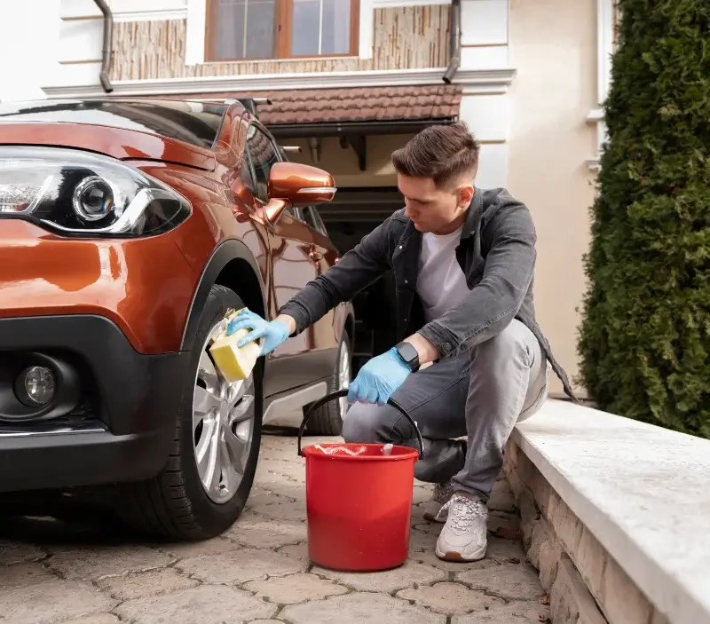 Lavage auto à domicile Taponas : professionnel intervenant sur un véhicule